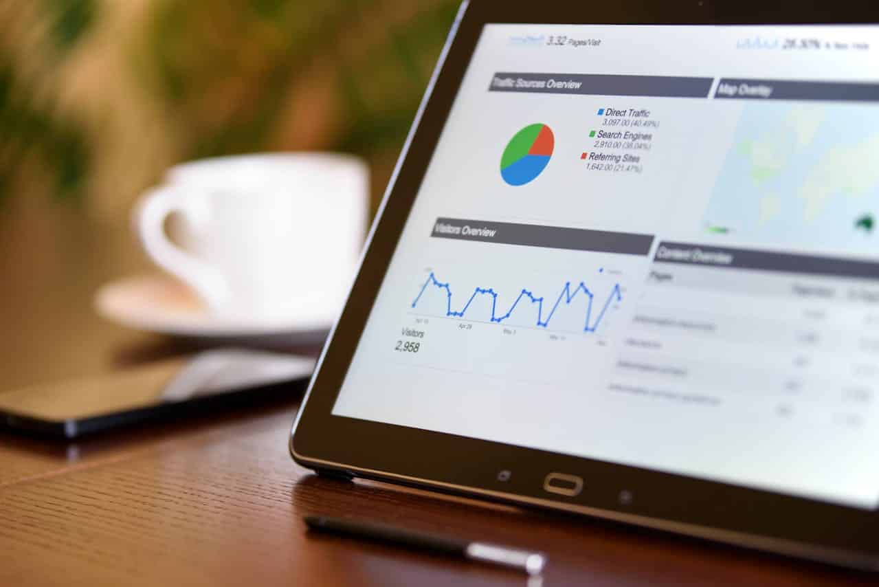 Dashboard di analytics su tablet con grafici di traffico web, utilizzata in un contesto business per il monitoraggio delle performance digitali.