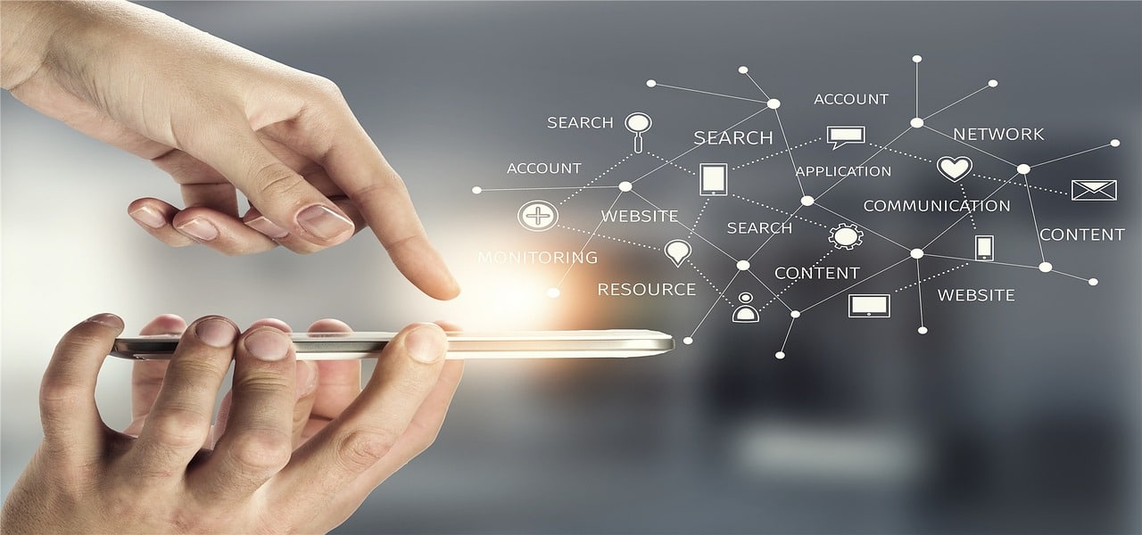 Mani che interagiscono con uno smartphone, connesso a una rete digitale di parole chiave come "search", "website" e "communication", concetto di call center in cloud.